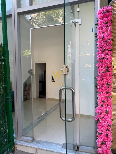 Tirane, jepet me qera dyqan Kati 0, 13 m² 220 € (VASIL SHANTO)
