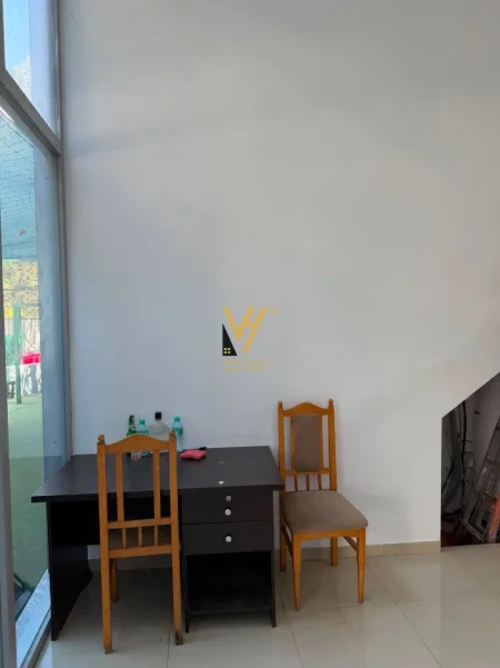 Tirane, jepet me qera dyqan Kati 0, 13 m² 220 € (VASIL SHANTO)
