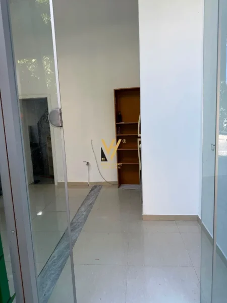 Tirane, jepet me qera dyqan Kati 0, 13 m² 220 € (VASIL SHANTO)