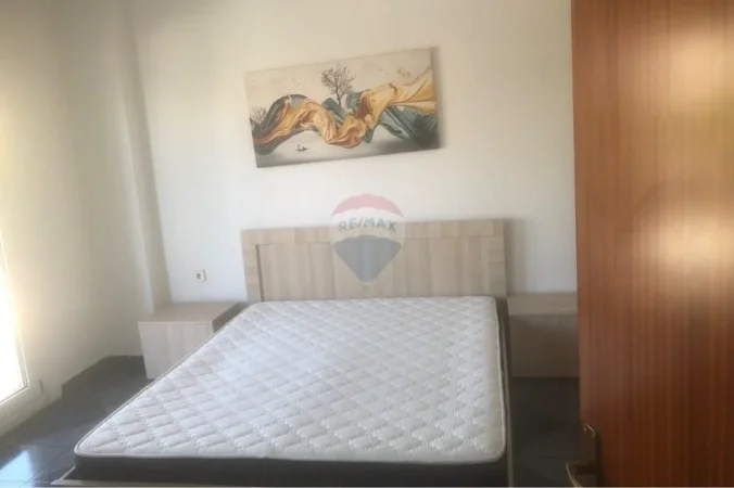 Tirane, jepet me qera apartament duplex 2+1 , 120 m² 650 € (Bill Klinton)