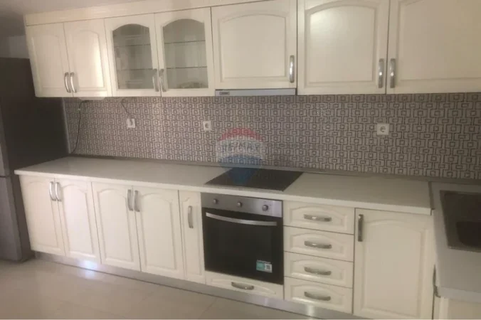 Tirane, jepet me qera apartament duplex 2+1 , 120 m² 650 € (Bill Klinton)