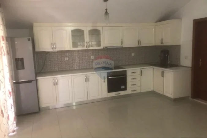 Tirane, jepet me qera apartament duplex 2+1 , 120 m² 650 € (Bill Klinton)