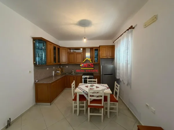 Vlore, jepet me qera apartament 1+1+Ballkon Kati 2, 70 m² 400 € (Rruga Dhimitër Konomi)