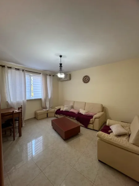 Tirane, jepet me qera apartament 2+1+Aneks+Ballkon Kati 3, 64 m² 500 € (rruga e kavajes , 21 dhjetori)