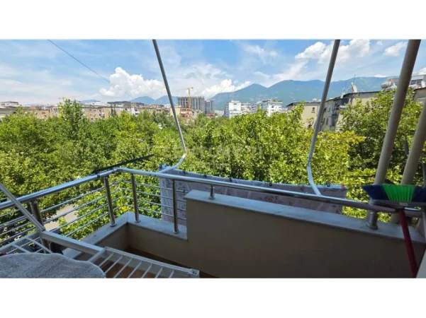 Tirane, jepet me qera apartament 2+1 Kati 4, 76 m² 600 € (materniteti i ri)