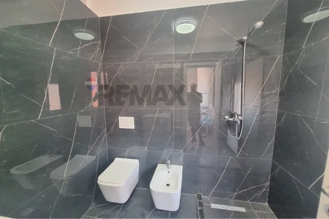 Tirane, jepet me qera apartament 2+1 Kati 6, 89 m² 800 € (Trio Tower)