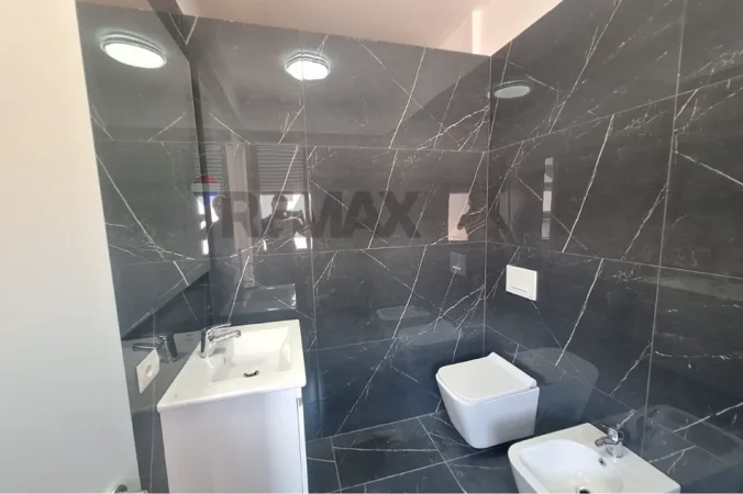 Tirane, jepet me qera apartament 2+1 Kati 6, 89 m² 800 € (Trio Tower)