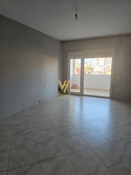 Tirane, jepet me qera apartament 2+1+Ballkon Kati 3, 120 m² 800 € (SIRI KODRA)