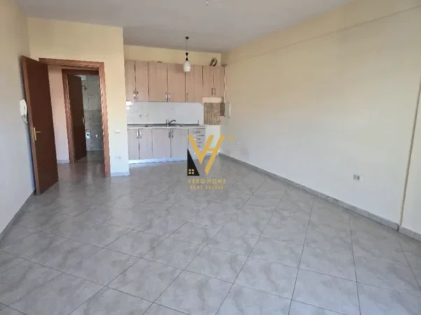 Tirane, jepet me qera apartament 2+1+Ballkon Kati 3, 120 m² 800 € (SIRI KODRA)