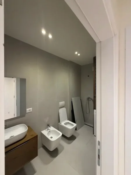 Tirane, jepet me qera apartament 3+1 Kati 3, 130 m² 1.100 € (STACIONI I TRENIT)