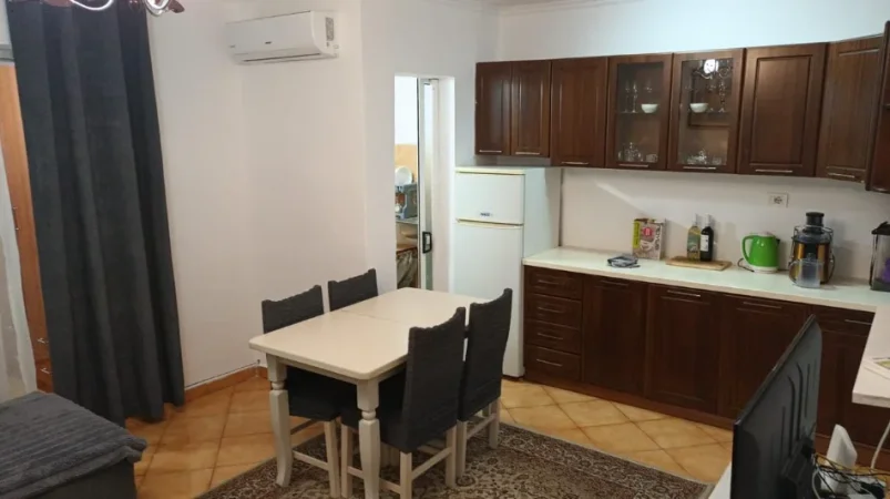 Tirane, jepet me qera apartament 1+1 Kati 3, 65 m² 450 € (ALI DEMI)
