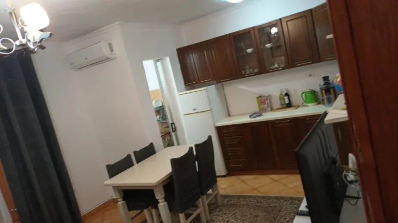 Tirane, jepet me qera apartament 1+1 Kati 3, 65 m² 450 € (ALI DEMI)