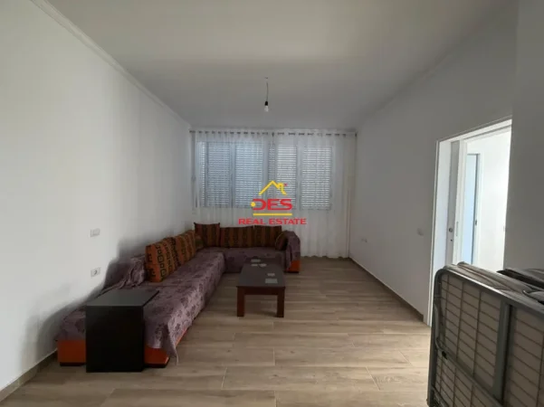 Vlore, jepet me qera apartament 1+1+Ballkon Kati 2, 70 m² 450 € (Rruga Dhimitër Konomi)