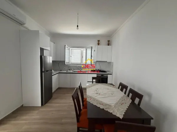 Vlore, jepet me qera apartament 1+1+Ballkon Kati 2, 70 m² 450 € (Rruga Dhimitër Konomi)