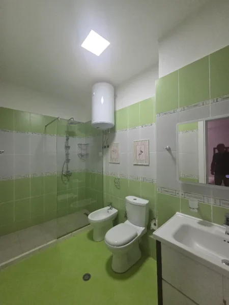 Tirane, jepet me qera apartament  2+1+Ballkon Kati 2, 133 m² (Fresk)