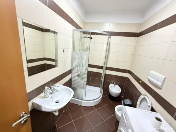 Tirane, jepet me qera apartament 1+1+Ballkon , 69 m² 625 € (Mustafa Kacaci)