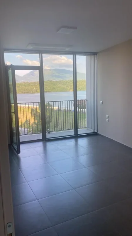 Tirane, jepet me qera zyre Kati 4, 110 m² 2.000 € (LIQENI ARTIFICIAL)