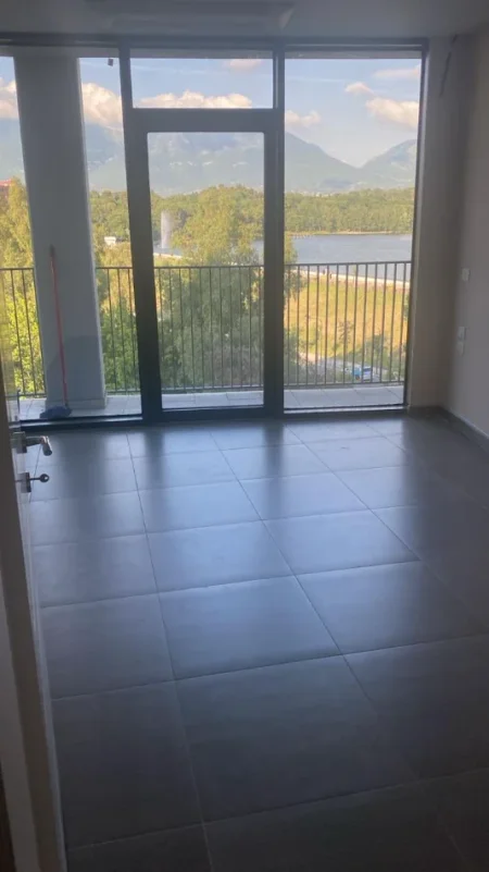 Tirane, jepet me qera zyre Kati 4, 110 m² 2.000 € (LIQENI ARTIFICIAL)
