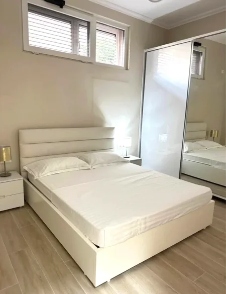 🏡 Jepet me Qira Apartament 1+1 ne Xhamllik,   500 mije leke