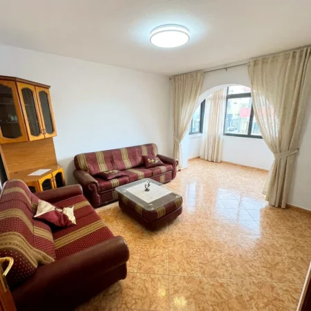 Tirane, jepet me qera apartament 1+1 Kati 5, 65 m² 400 € (Sheshi Kinostudio)