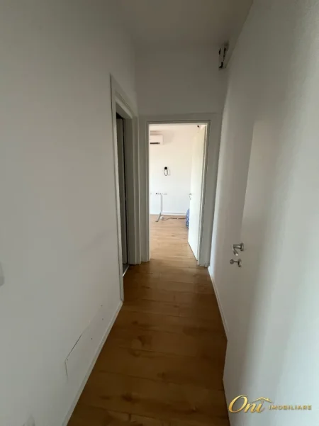 Tirane, jepet me qera zyre Kati 4, 120 m² 1000 € (RRUGA E KAVAJES)