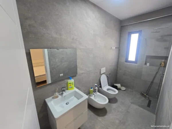 Tirane, jepet me qera apartament 2+1+Ballkon Kati 4, 105 m² 700 € (Xhanfize Keko)