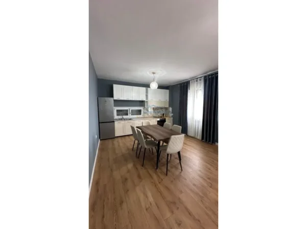 Tirane, jepet me qera apartament 2+1+Ballkon Kati 3, 130 m² 800 € (Kopeshti Botanik)