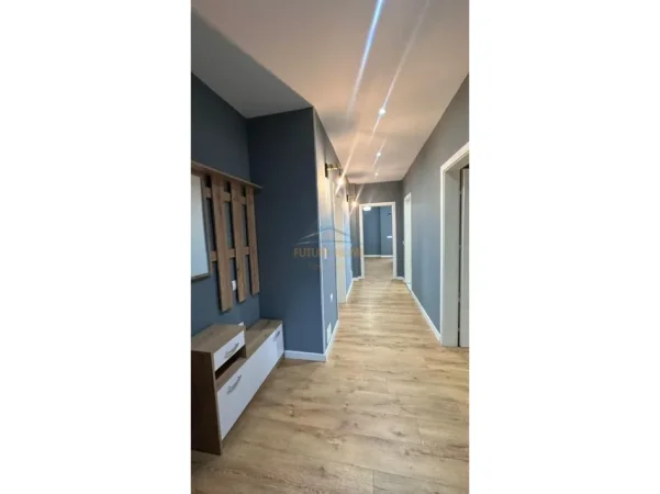 Tirane, jepet me qera apartament 2+1+Ballkon Kati 3, 130 m² 800 € (Kopeshti Botanik)