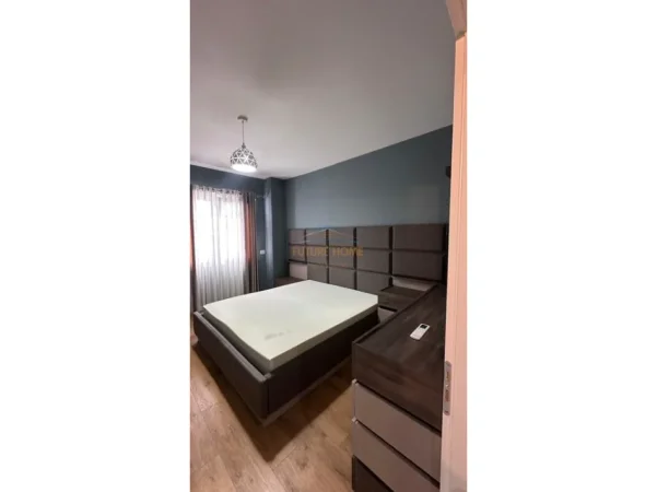 Tirane, jepet me qera apartament 2+1+Ballkon Kati 3, 130 m² 800 € (Kopeshti Botanik)