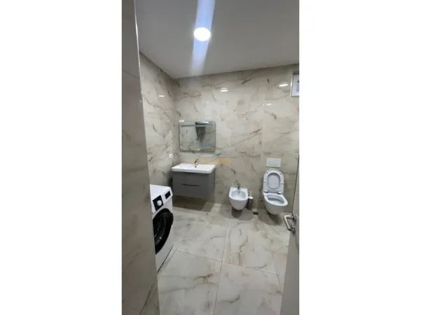 Tirane, jepet me qera apartament 2+1+Ballkon Kati 3, 130 m² 800 € (Kopeshti Botanik)