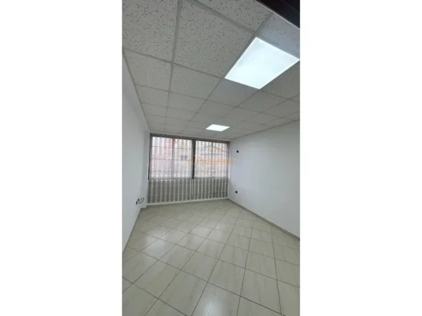 Tirane, jepet me qera ambjent biznesi Kati 1, 130 m² 1.300 € (Laprake)