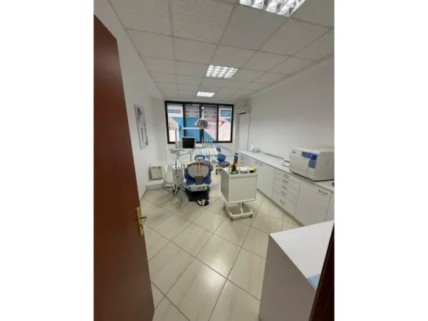 Tirane, jepet me qera ambjent biznesi Kati 1, 130 m² 1.300 € (Laprake)