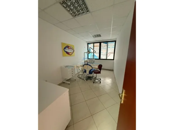 Tirane, jepet me qera ambjent biznesi Kati 1, 130 m² 1.300 € (Laprake)