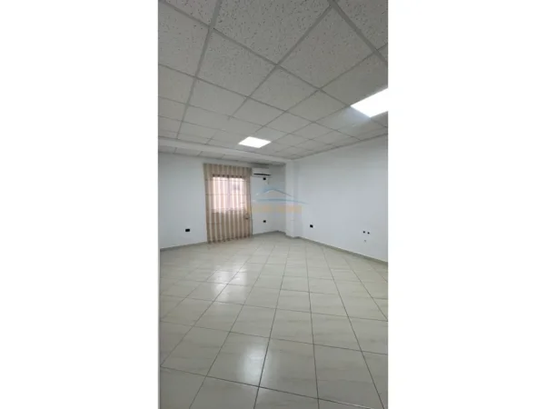 Tirane, jepet me qera ambjent biznesi Kati 1, 130 m² 1.300 € (Laprake)