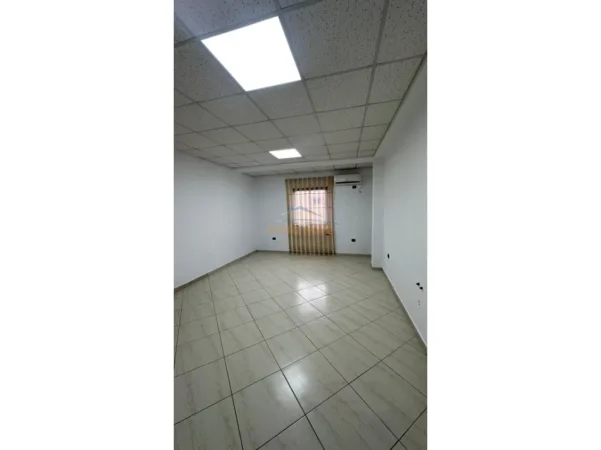 Tirane, jepet me qera ambjent biznesi Kati 1, 130 m² 1.300 € (Laprake)