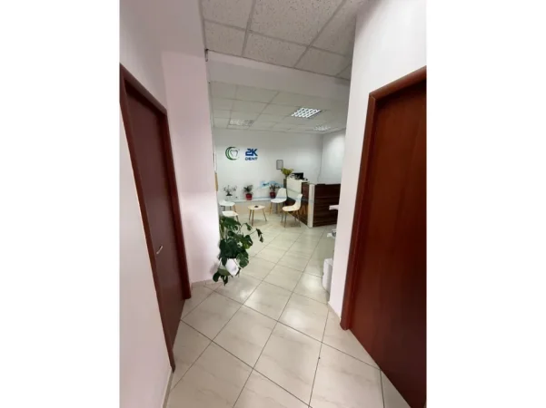 Tirane, jepet me qera ambjent biznesi Kati 1, 130 m² 1.300 € (Laprake)