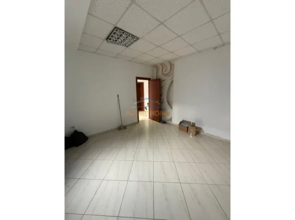 Tirane, jepet me qera ambjent biznesi Kati 1, 130 m² 1.300 € (Laprake)