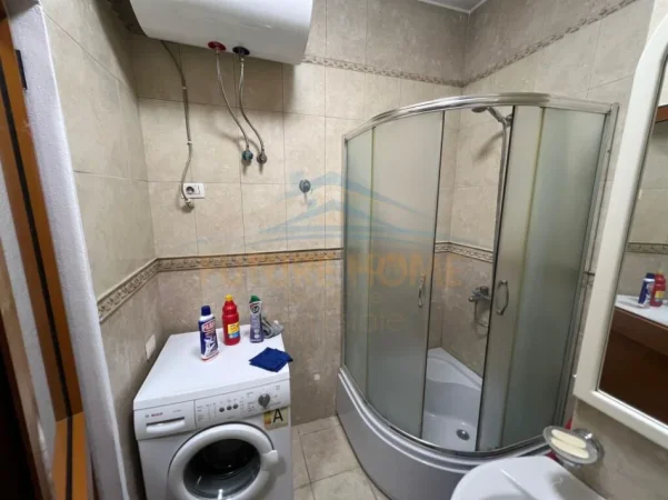 Tirane, jepet me qera apartament 2+1+Ballkon Kati 5, 87 m² 640 € (Stacioni Trenit)