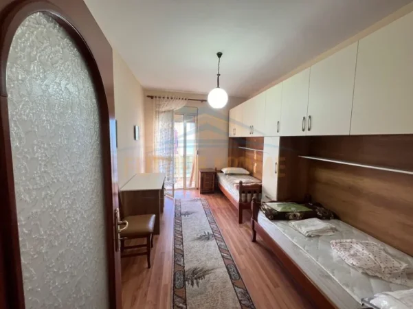 Tirane, jepet me qera apartament 2+1+Ballkon Kati 5, 87 m² 640 € (Stacioni Trenit)