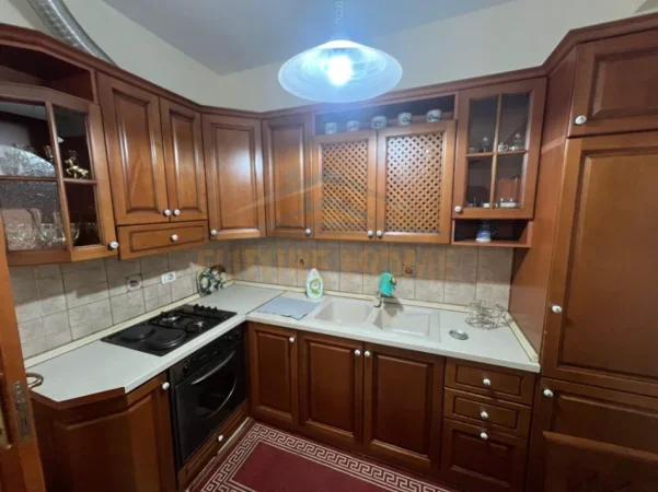 Tirane, jepet me qera apartament 2+1+Ballkon Kati 5, 87 m² 640 € (Stacioni Trenit)