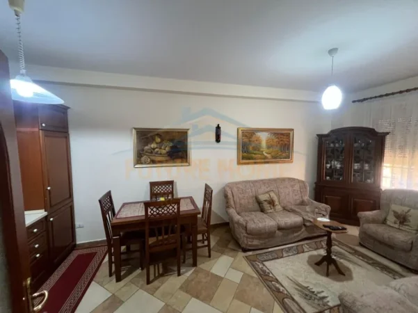 Tirane, jepet me qera apartament 2+1+Ballkon Kati 5, 87 m² 640 € (Stacioni Trenit)