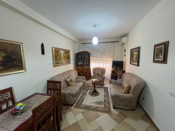 Tirane, jepet me qera apartament 2+1+Ballkon Kati 5, 87 m² 640 € (Stacioni Trenit)