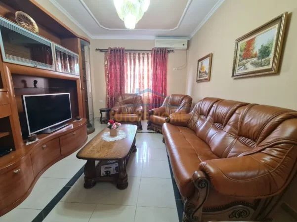Tirane, jepet me qera apartament 2+1+Ballkon Kati 4, 57 m² (Rruga e Durresit)