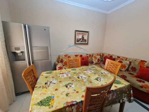 Tirane, jepet me qera apartament 2+1+Ballkon Kati 4, 57 m² (Rruga e Durresit)