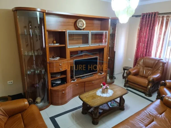 Tirane, jepet me qera apartament 2+1+Ballkon Kati 4, 57 m² (Rruga e Durresit)