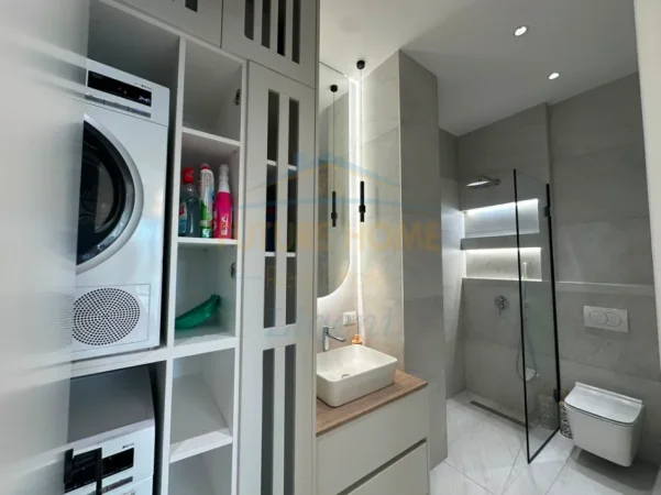 Tirane, jepet me qera apartament 1+1+Ballkon Kati 4, 63 m² 950 € (Liqeni i Thate)