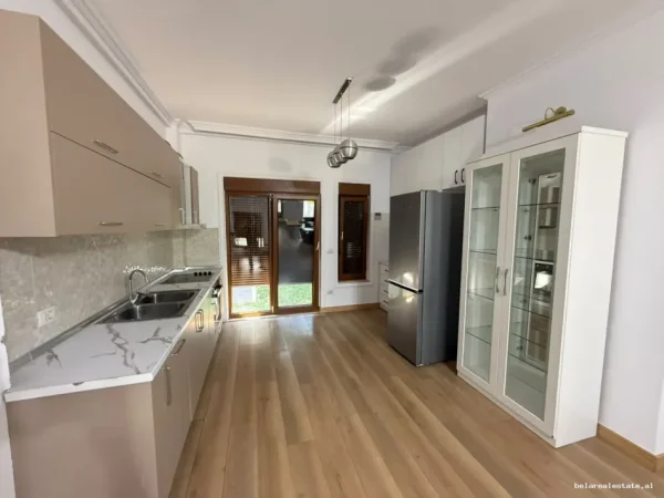 jepet me qera Vile 2+1+Ballkon Kati 3, 200 m² 1.750 € (Rruga e Vilave)