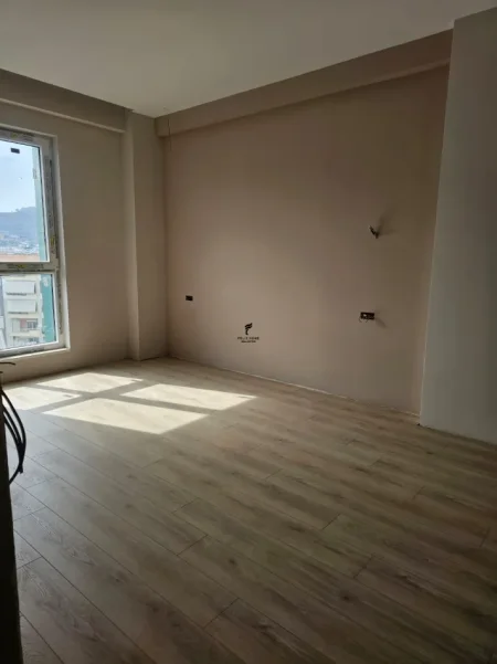 Tirane, jepet me qera zyre Kati 7, 86 m² 800 € (KOMUNA E PARISIT)