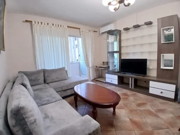 Tirane, jepet me qera apartament 1+1 Kati 3, 70 m² 500 € (Komuna e Parisit)