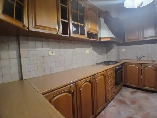 Tirane, jepet me qera apartament 1+1 Kati 3, 70 m² 500 € (Komuna e Parisit)